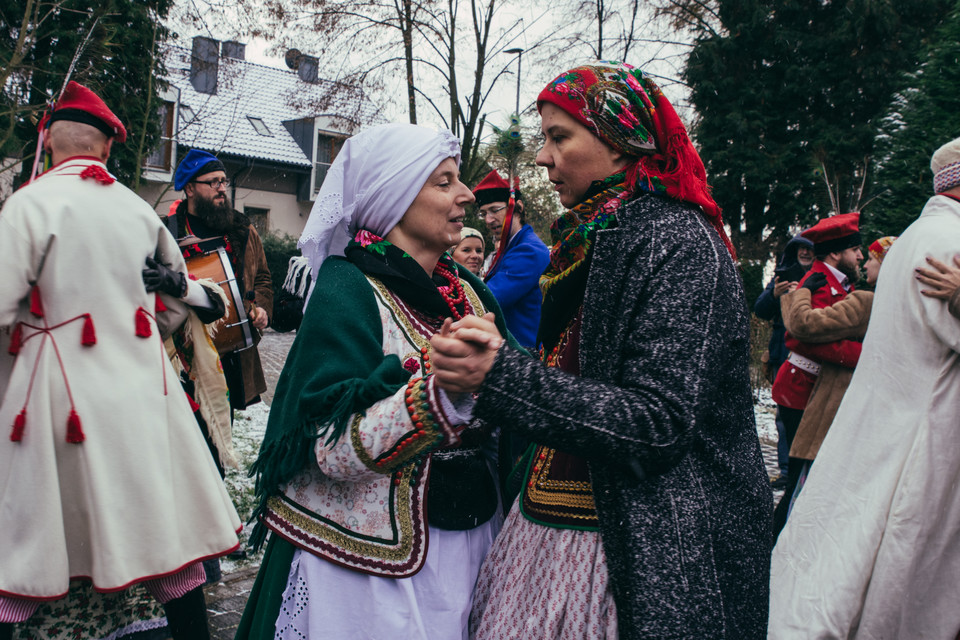 Uczestnicy korowodu poznawali weselne tradycje i pieśni