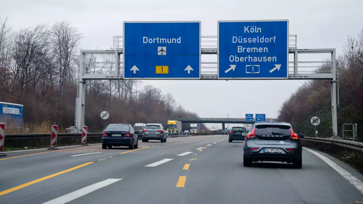 Niemiecka autostrada z widocznym końcem ograniczenia prędkości - zdjęcie ilustracyjne