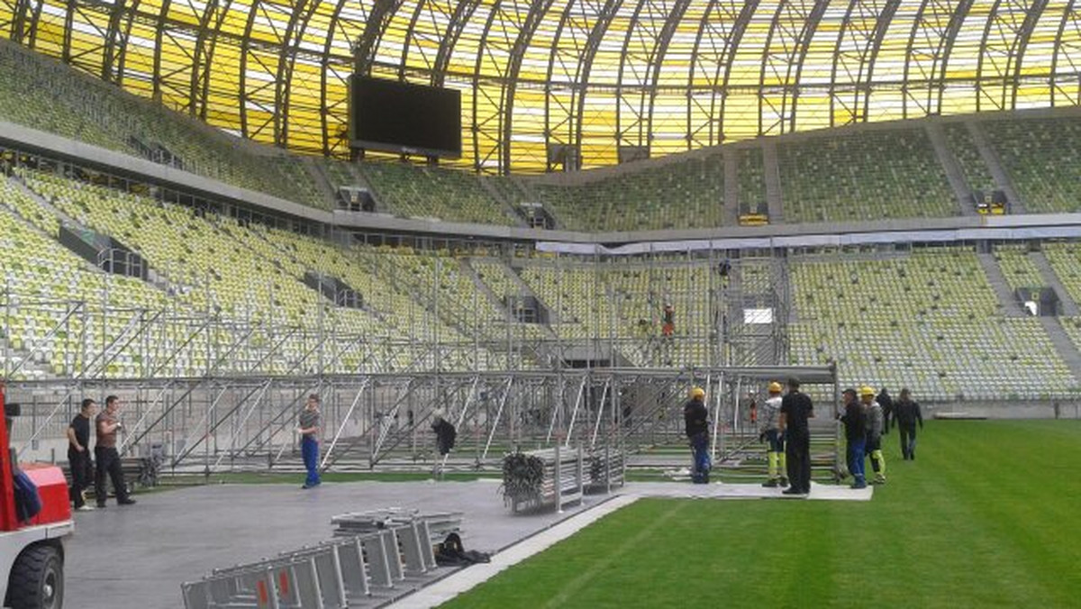 Już w czwartek na gdańskim stadionie wystąpi jedna z największych gwiazd muzyki pop, Jennifer Lopez. To będzie pierwsza wizyta piosenkarki, aktorki i celebr tyki w Polsce. Na PGE Arenie właśnie rozpoczęła się budowa gigantycznej sceny. Można jeszcze kupować bilety na imprezę.