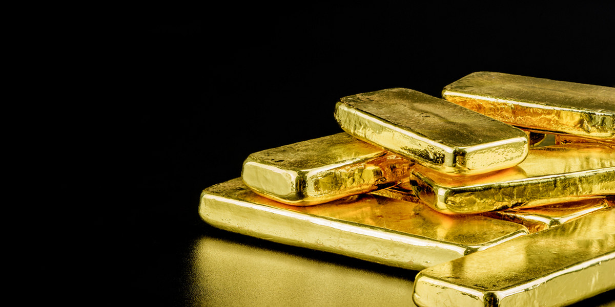 Cena złota w polskiej walucie ustanowiła we wtorek historyczny rekord - pisze "Rz".