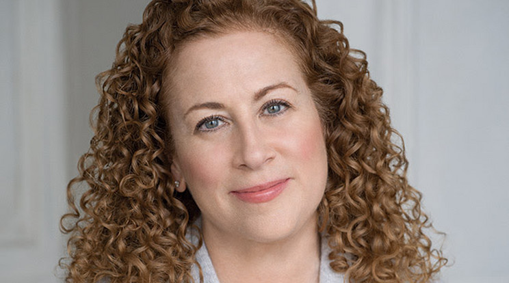 Jodi Picoult eddig megjelent huszonöt regényével (többek között: A nővérem húga, Elrabolt az apám, Szívverés) számos díjat nyert / Forrás: Athenaeum Kiadó