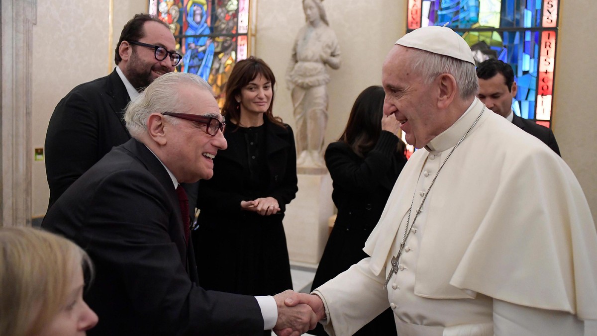 Papież Franciszek przyjął na prywatnej audiencji Martina Scorsese, który przybył do Rzymu z przedpremierowymi pokazami swojego najnowszego filmu "Milczenie". Rozmowa Franciszka i Scorsese trwała ok. 15 minut, a reżyserowi towarzyszyła żona oraz dwie córki. Warto przypomnieć, że Martin Scorsese dla Kościoła katolickiego jest postacią dość kontrowersyjną. Jego film, "Ostatnie kuszenie Chrystusa", od prawie 30 lat jest na liście produkcji zakazanych przez Kościół.