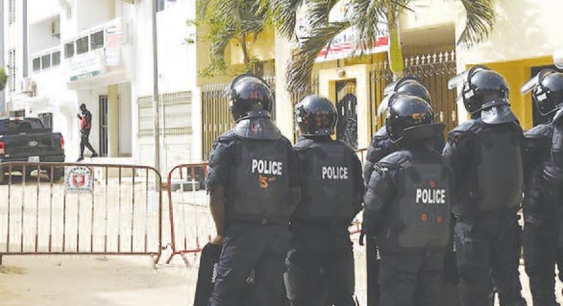 Un barrage policier installé dans la rue où est domicilié l'opposant Ousmane Sonko la veille de son procès contre Mame Mbaye Niang, le 14 mars 2023.