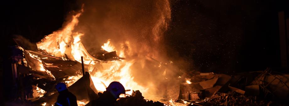 Charków. Strażacy walczą z pożarem spowodowanym przez nocny atak Rosjan