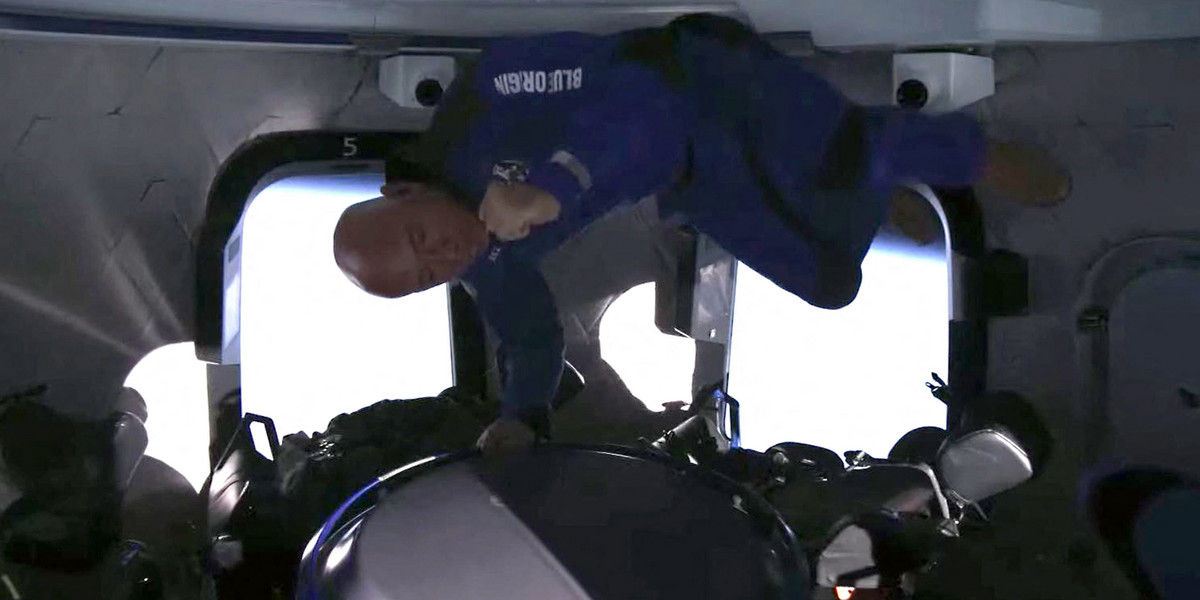 Jeff Bezos poleciał w kosmos. Z kim był na pokładzie? Opowiedział o swoich przeżyciach