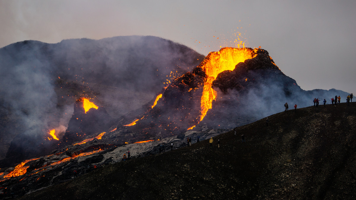 Islandia: Wleciał dronem do wulkanu podczas erupcji. Niesamowite nagranie