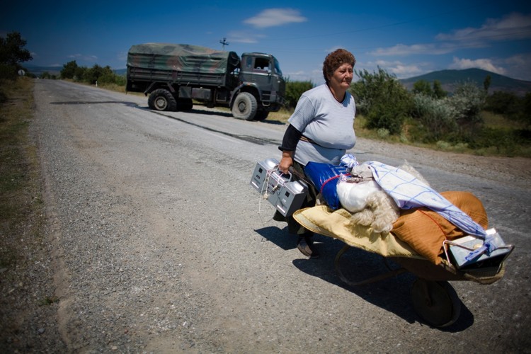 W obawie przed nalotami ludzie opuszczają swoje domostwa