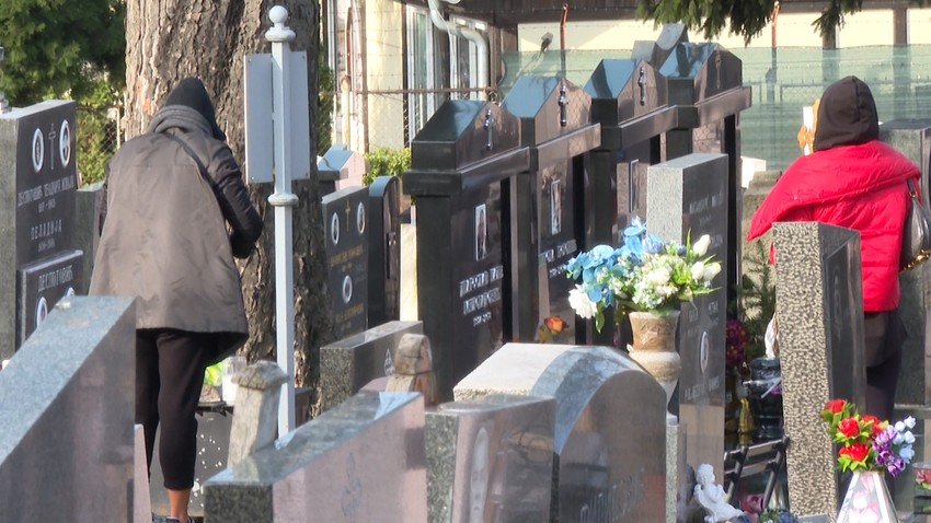 Devojke na grobu oca Luke Bojovića