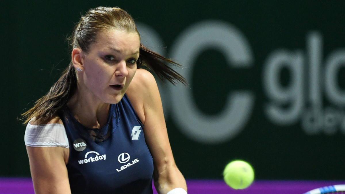 Najlepsza polska tenisistka miała rozpocząć występy w pokazowej International Premier Tennis League na początku grudnia. Agnieszka Radwańska zdecydowała się jednak przedłużyć urlop i opuścić spotkania w japońskim Kobe oraz w Manili na Filipinach. Teraz pojechała do Azji i zagrała w New Delhi w Indiach. Zaprezentowała sie z bardzo dobrej strony