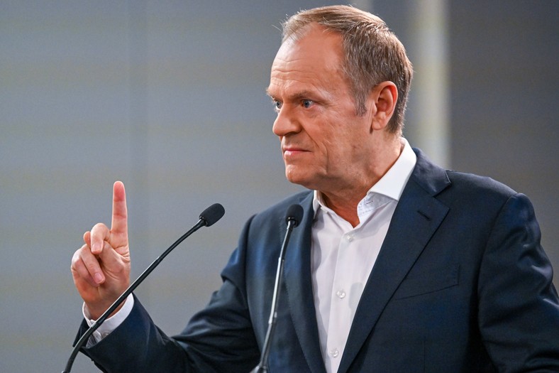 Donald Tusk podczas wyjazdowego posiedzenia klubu Koalicji Obywatelskiej w Rzeszowie (25.04.2023)