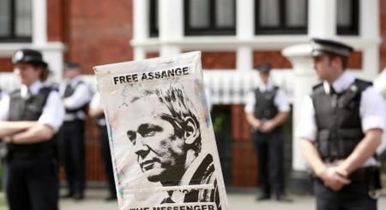 Police and protesters wait for Wikileaks founder Julian Assange to speak to the media outside the Ecuador embassy in west London August 19, 2012.