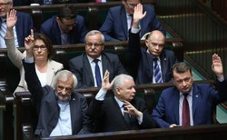Sejm uchwalił ustawę o Trybunale Konstytucyjnym autorstwa PiS