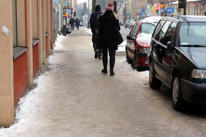 W Łodzi służby czekały aż lód stopnieje zamiast odśnieżyć chodniki 