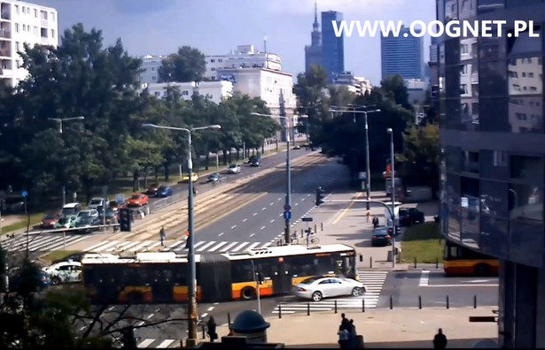 Zderzenie mercedesa i autobusów w Warszawie. Dramatyczne WIDEO