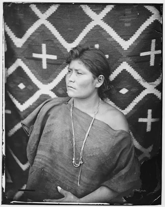 Dziewczyna z plemienia Nawaho (ze zbiorów National Archives at College Park, domena publiczna).