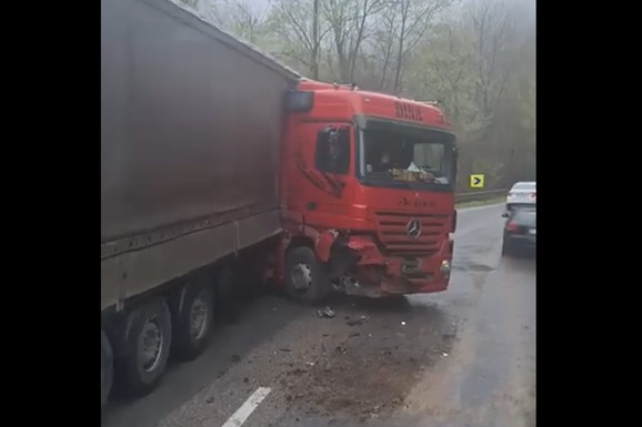 (VIDEO) STRAVIČNA NESREĆA KOD NOVOG SADA! Kamion se zakucao u bedem: DETE (4) i muškarac (46) hitno prevezeni u bolnicu!