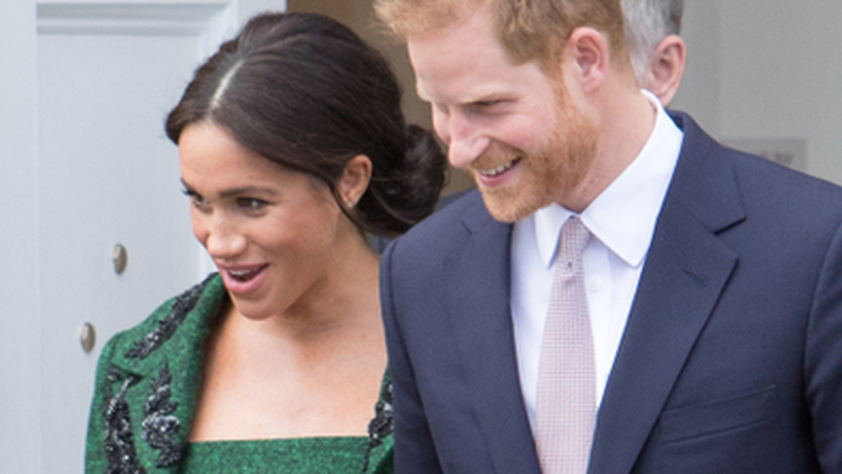 O tym, że Meghan Markle i Harry przeprowadzili się do USA wiadomo od dawna. Do tej pory jednak uważano, że wynajmują jedną z pięknych posiadłości w Beverly Hills. Teraz okazuje się, że para zdecydowała się na zakup domu. Rodzinne korzenie postanowili zapuścić w pięknych okolicach Santa Barbara.