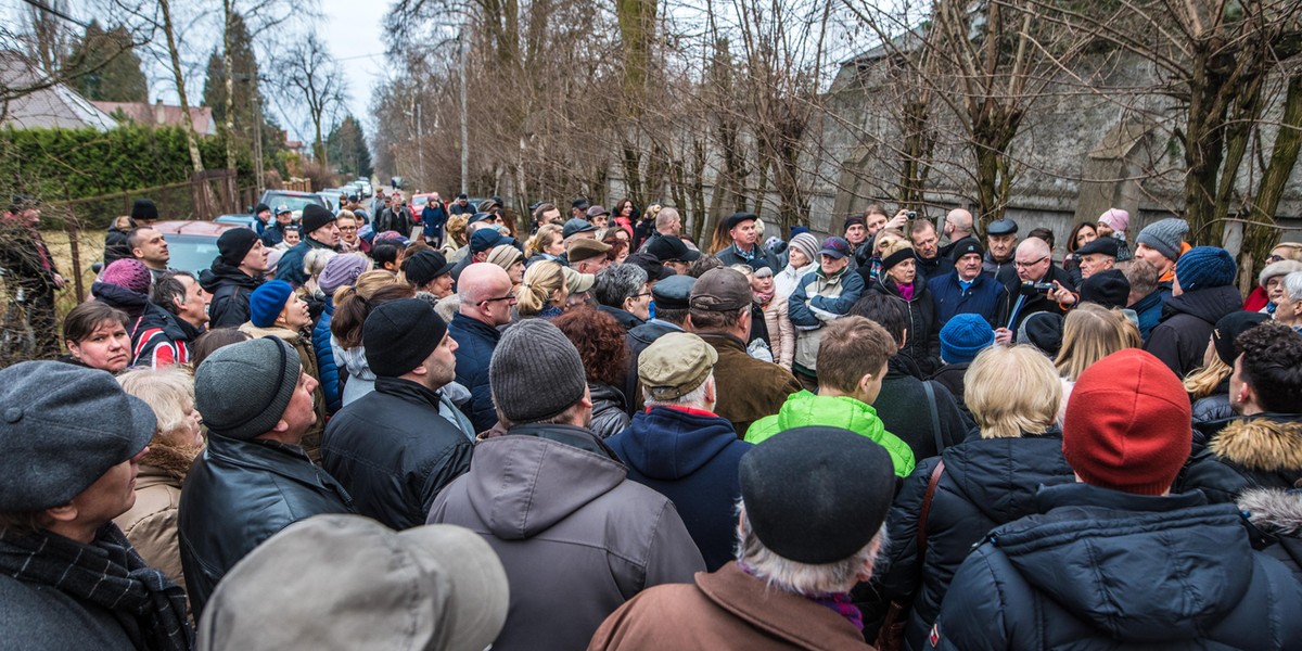 Protest mieszkańców przeciwko spalarni zwierząt przy Wiekowej 