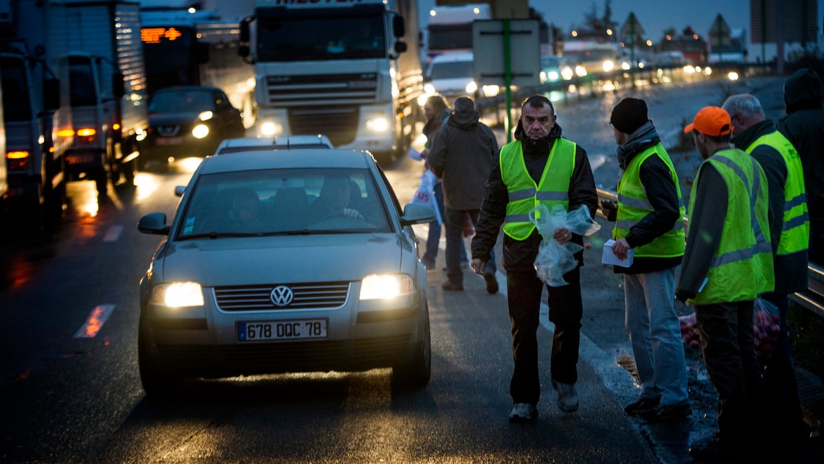 Francuscy rolnicy zablokowali dzisiaj traktorami autostrady dojazdowe do Paryża. W ten sposób farmerzy chcą zaprotestować przeciwko podwyżce podatków i zmianom w systemie unijnych dopłat do rolnictwa.