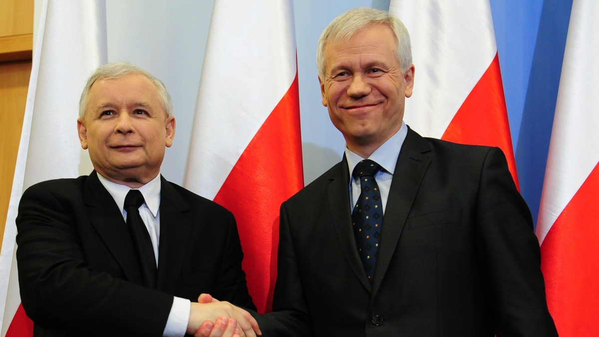 - Jarosław Kaczyński budzi lęk wśród swoich współpracowników. Wśród nas nie. Jest silną osobowością i dobrze, że mamy w Polsce ludzi, którzy są zdolni do przywództwa - powiedział Marek Jurek, który w rozmowie z Radiem ZET mówił m.in. o tym dlaczego zdecydował się podpisać porozumienie z Prawem i Sprawiedliwością i odrzucić propozycję Soldarnej Polski Zbigniewa Ziobro.