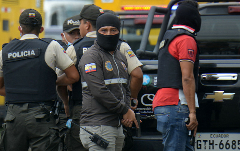 Ekwadorska policja zajmuje pozycje przed siedzibą stacji TC Television, gdzie doszło do ataku podczas transmisji na żywo, 9 stycznia 2024 r.