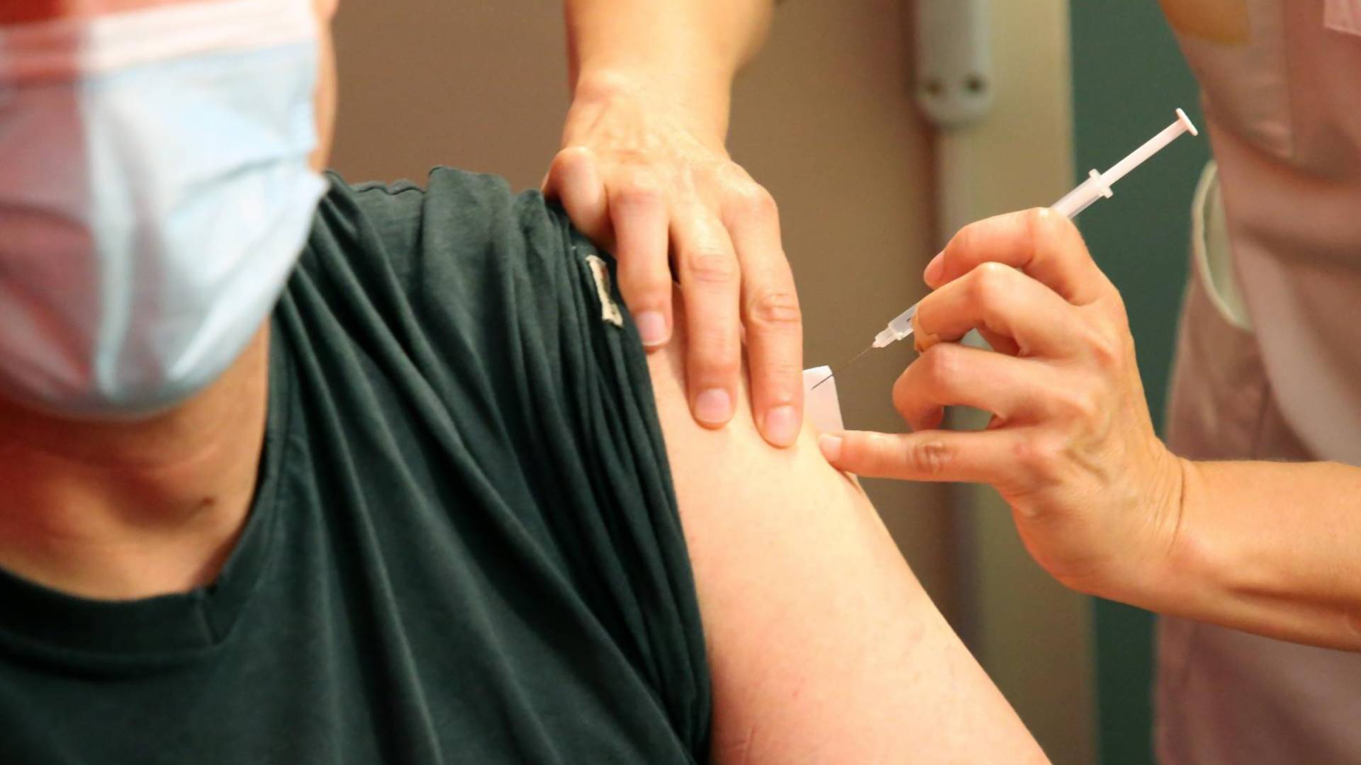 Italijan hteo da prevari zdravstveni sistem - stavio veštačku ruku kako ne bi primio vakcinu