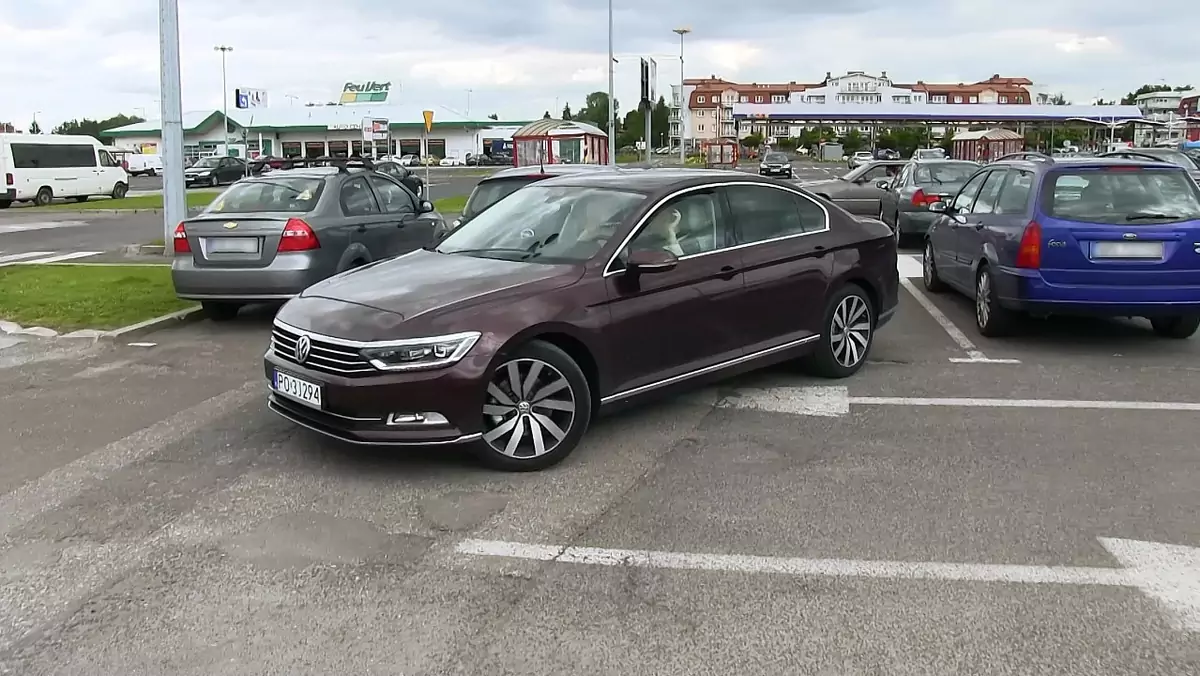 Asystent parkowania w samochodzie Volkswagen Passat