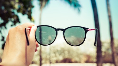 Latem trzeba używać dobrze dobranych okularów przeciwsłonecznych. Czyli jakich?