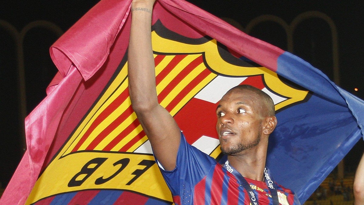 Eric Abidal po zakończeniu obecnego sezonu opuści Barcelonę - informują media na Wyspach. O piłkarza walczą Manchester United i Arsenal Londyn.