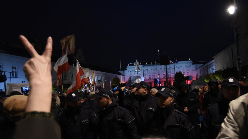 Kaczyński na miesięcznicy: białe róże to symbol nienawiści