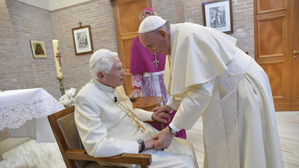 W przeddzień kanonizacji Pawła VI papież Franciszek odwiedził swego emerytowanego poprzednika Benedykta XVI - poinformował dziś Watykan. Przypomniano, że Joseph Ratzinger otrzymał w 1977 roku godność kardynała od papieża Montiniego.