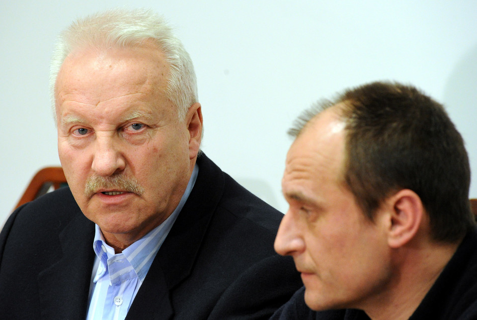 Gen. Sławomir Petelicki i Paweł Kukiz podczas konferencji prasowej Zespołu Ekspertów Niezależnych (ZEN) poświęconej sytuacji w Jednostce Specjalnej GROM
