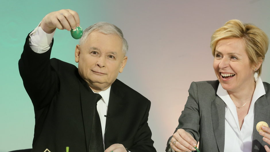 Jarosław Kaczyński i posłanka PiS Jadwiga Wiśniewska podczas spotkania wielkanocnego, 2014 r.