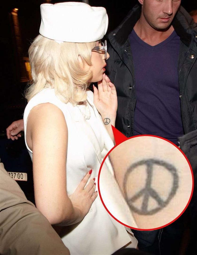 Gaga tatuuje tylko lewą stronę
