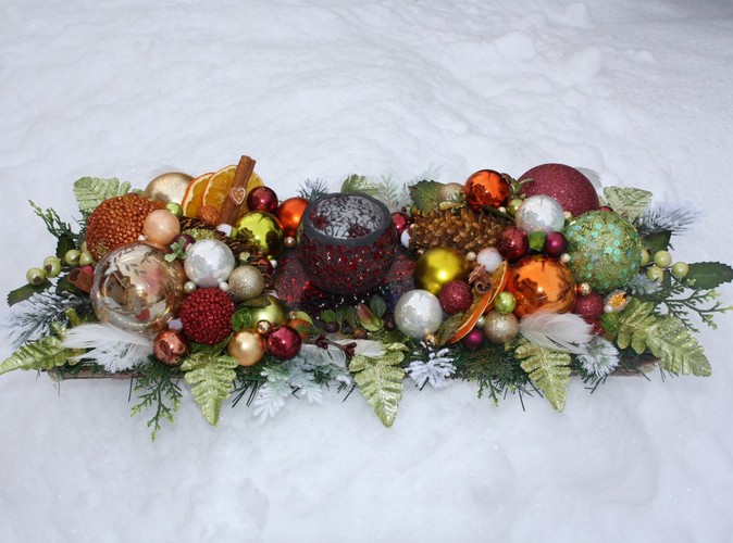 Kolorowy stroik świąteczny ze świecznikiem. Autorka: Marta Jarosińska-Mańka