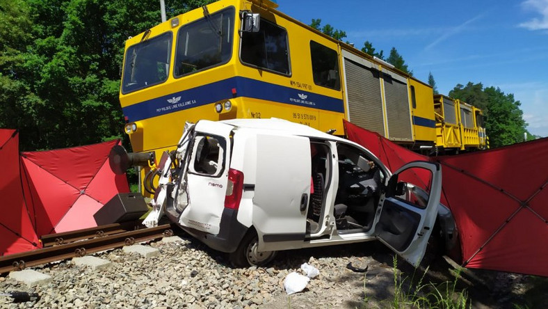 Zderzenie auta z pociągiem w Brzeźnicy. 23-latka nie żyje