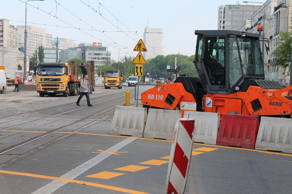 Marszałkowska zamknięta. Budują nową nawierzchnię jezdni