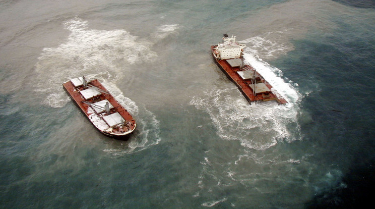 Az ekkora hajókat gyakran éri baleset, 2004-ben a Selendang Ayu is erre a sorsra jutott / Fotó: AFP