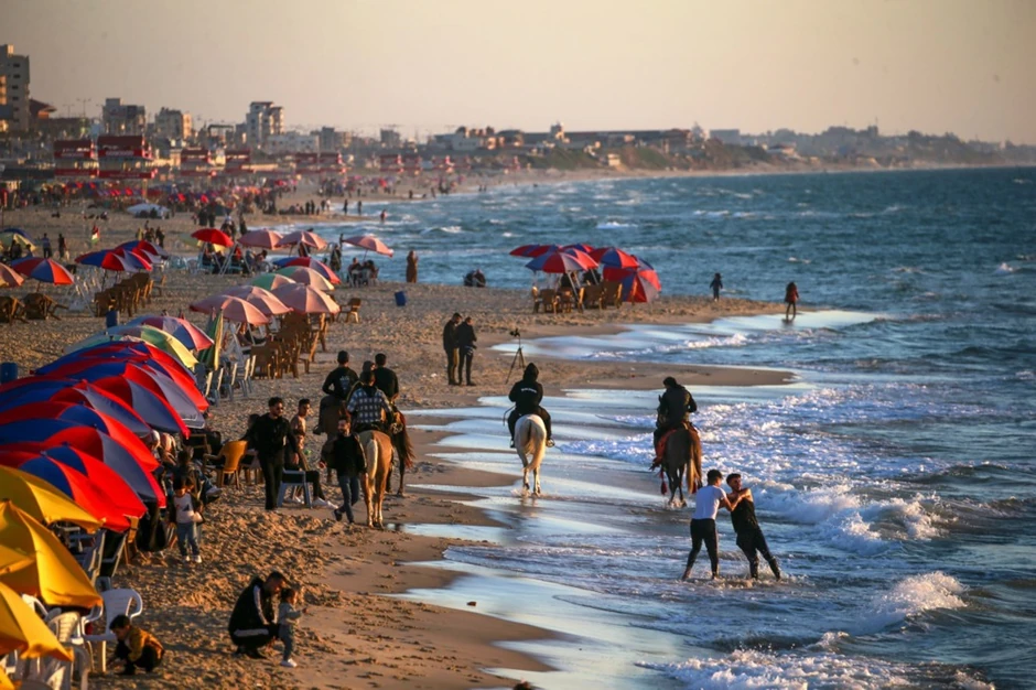Palestinci na plaži u Gaza Sitiju 26. aprila 2023.