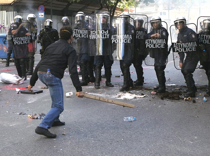Jeden z protestujących przed kordonem policji