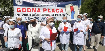 Pielęgniarki chcą wyższych zarobków. Trwa protest przed Sejmem