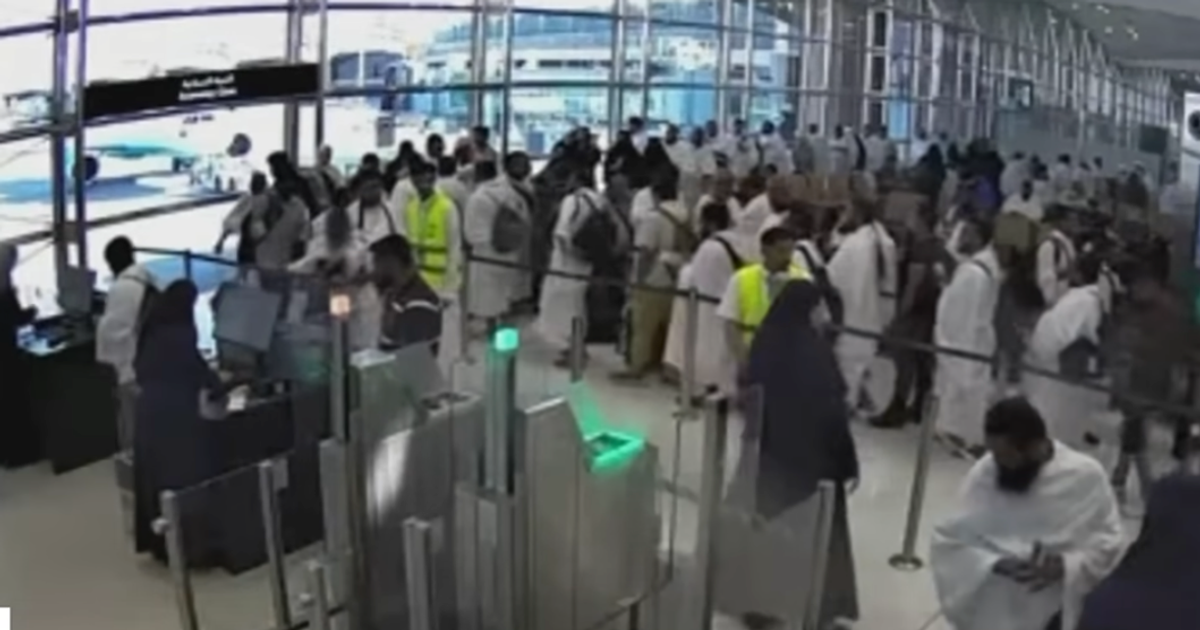 Houthi attacks force closure of Riyadh airport and cancel hundreds of Saudi flights