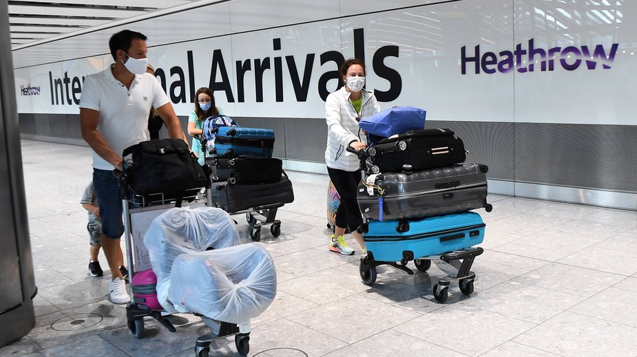 Pasażerowie na lotnisku Heathrow w Londynie