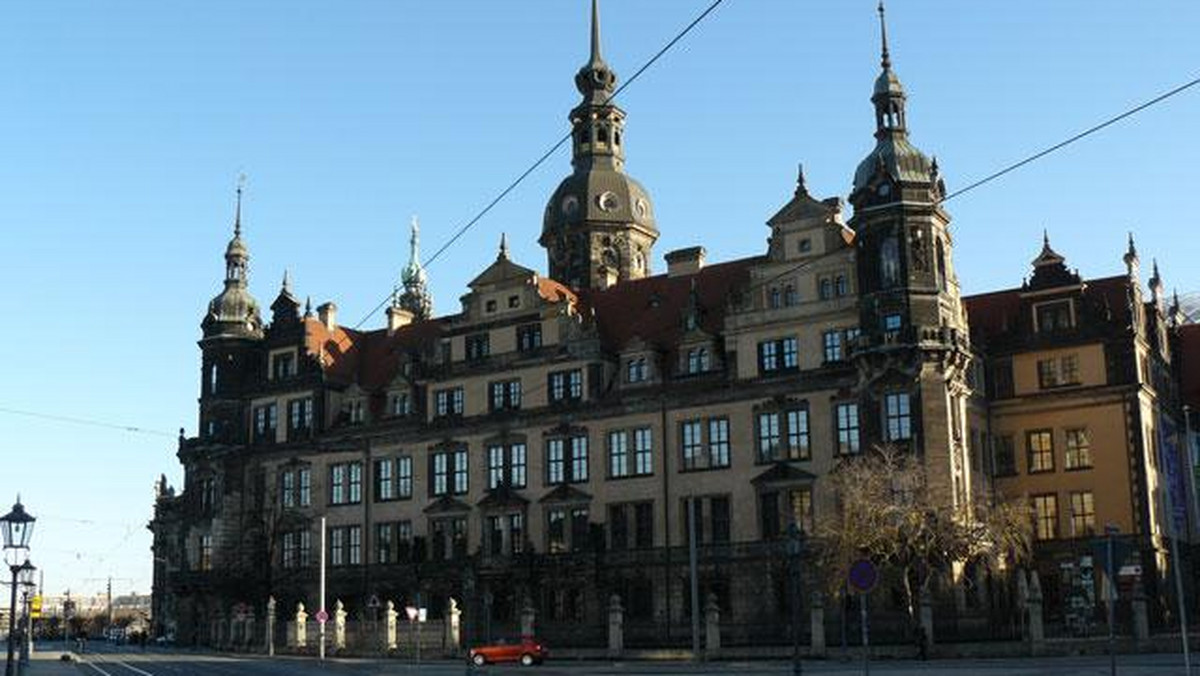 Pół miliona euro oferuje policja za pomoc w ujęciu złodziei, którzy zrabowali cenną biżuterię z muzealnego skarbca Augusta II Mocnego, jednego z najbogatszych w Europie - Zielone Sklepienie w Dreźnie. Do napadu doszło w poniedziałek nad ranem.
