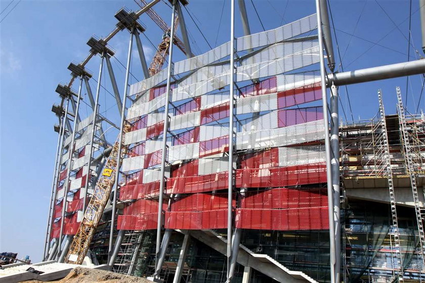 Trwa montaż dachu na Stadionie Narodowym w Warszawie
