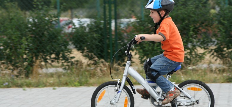 Tylko 45 proc. polskich dzieci używa kasków rowerowych