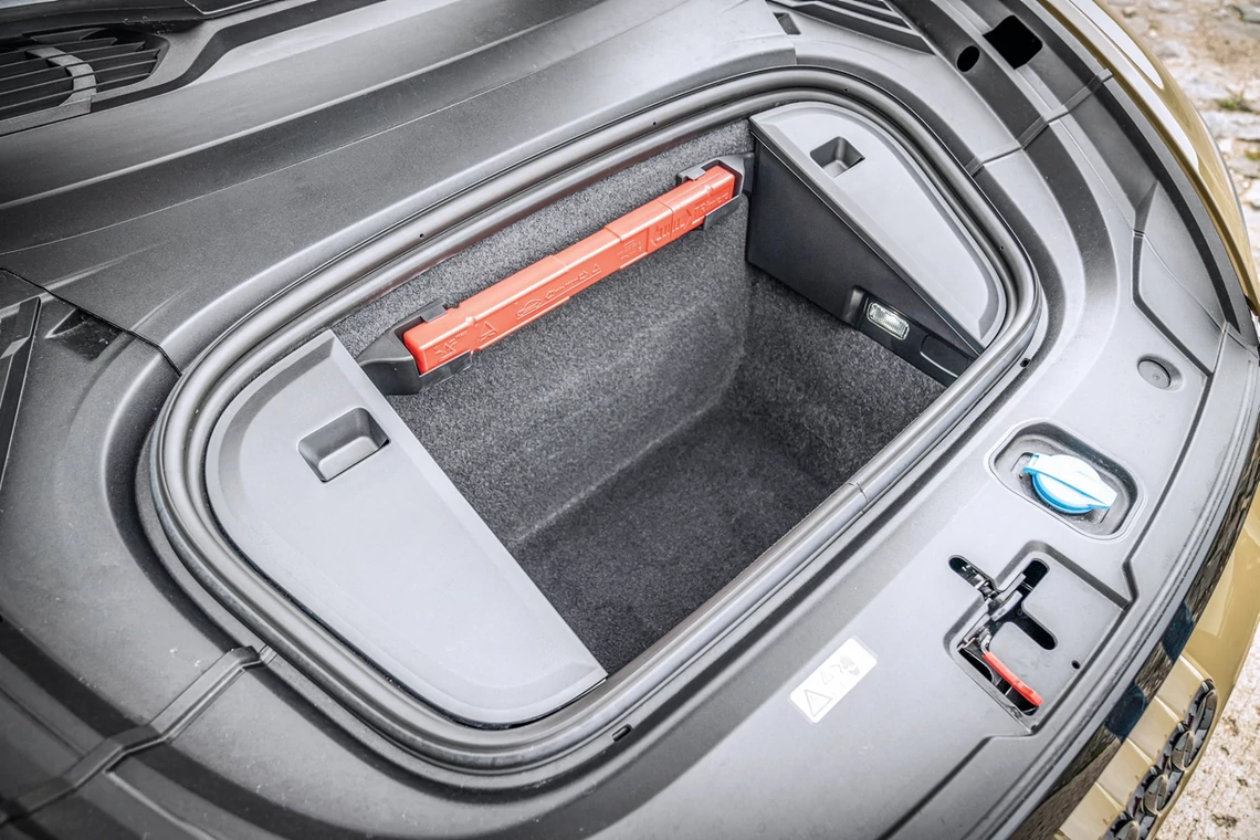 Audi RS e-tron GT (I, 2022) - z przodu 80-litrowy kuferek, np. na kable.