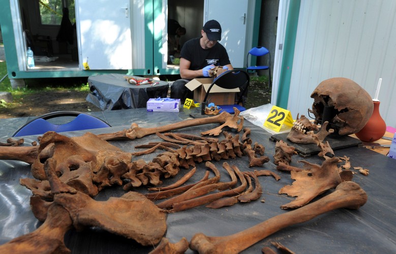 Ekshumacja ofiar komunizmu pochowanych na 'Łączce' na Powązkach