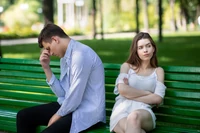 "Mam coraz bardziej dość życia ze skąpą kobietą". Tomek już nie daje rady, ale nie on jeden ma ten problem