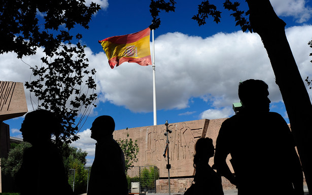 Flaga Hiszpanii na placu Kolumba (Colón) w Madrycie.